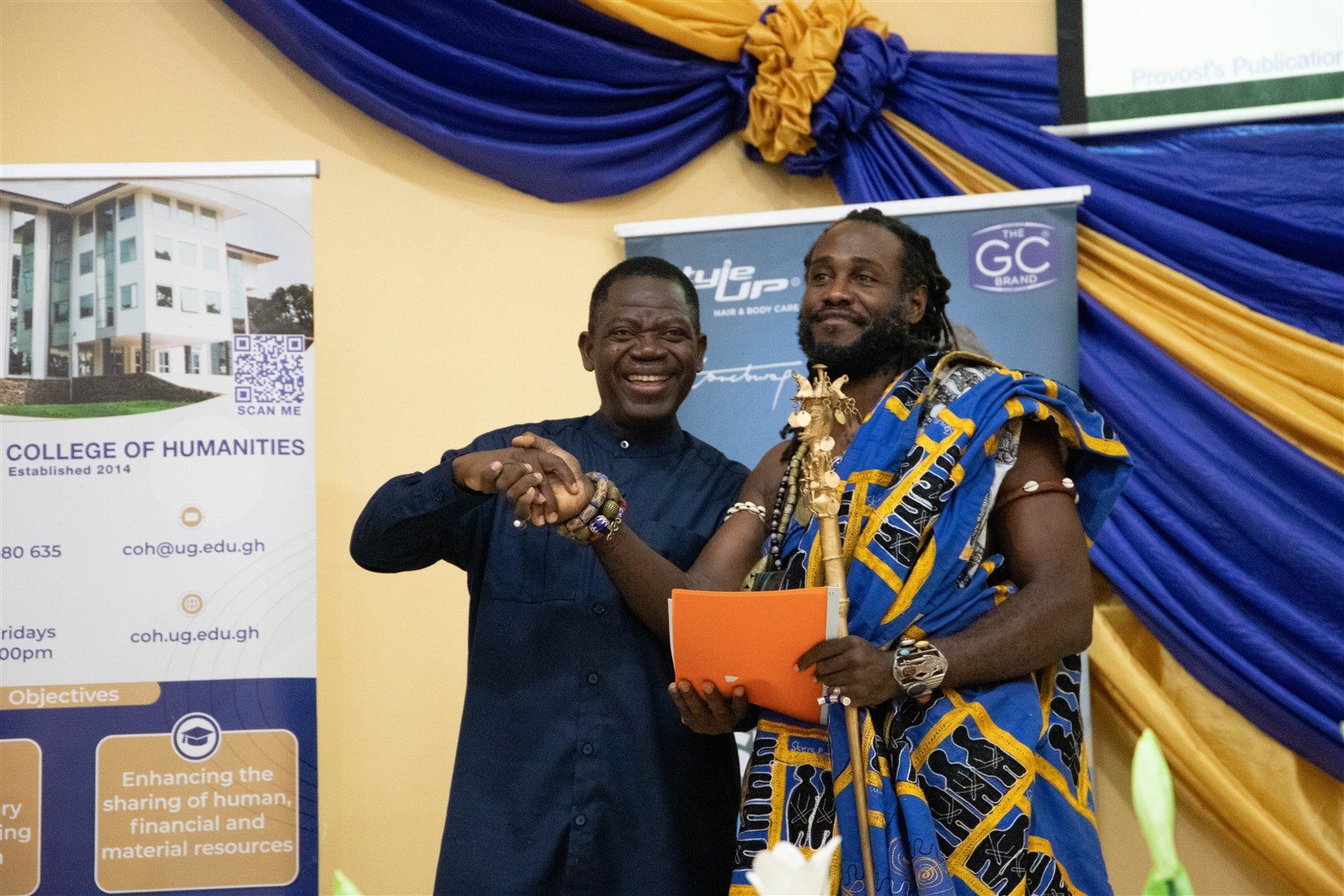Ọbádélé Kambon receiving an award at the University of Ghana
